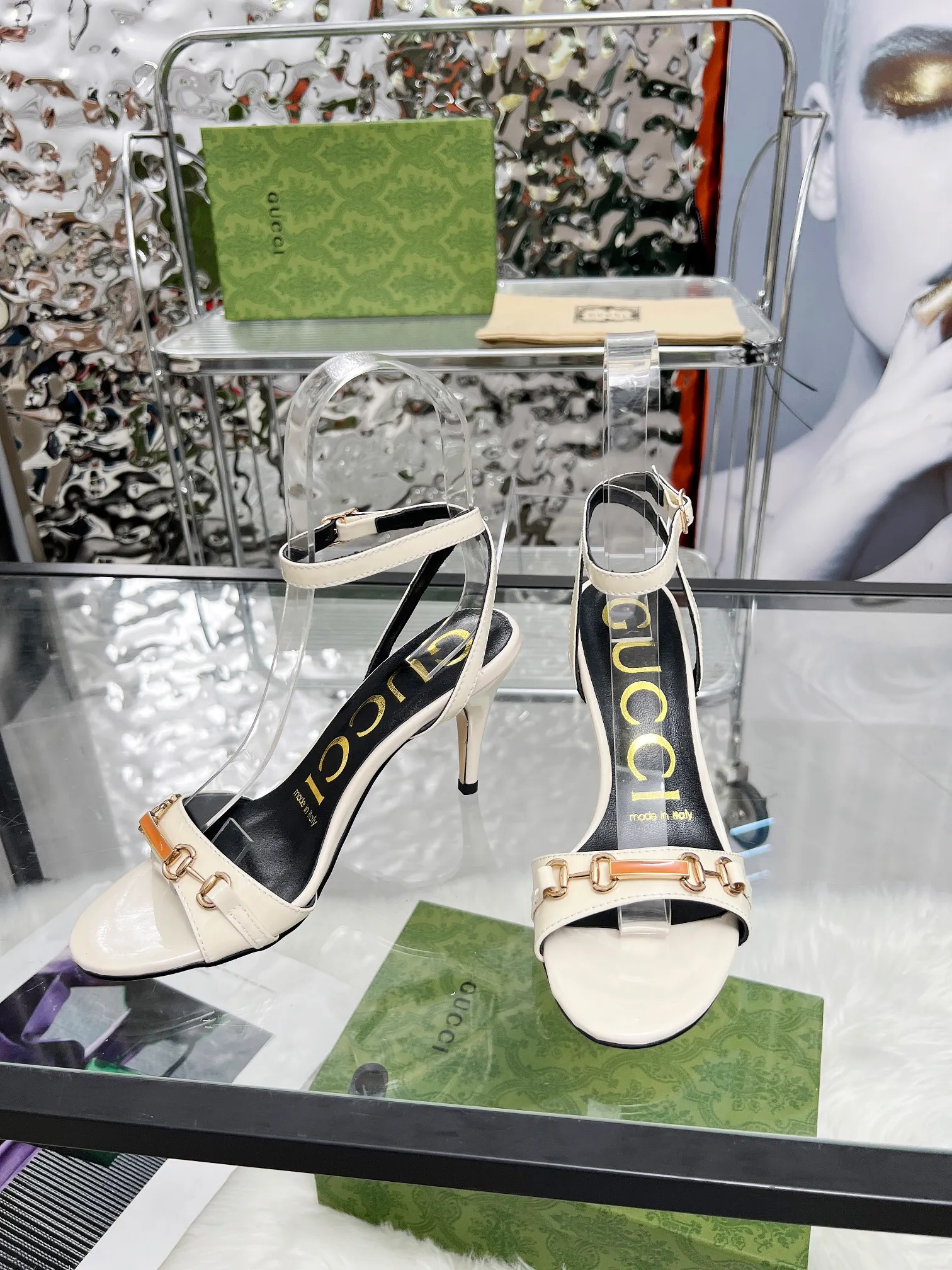 👟👟Ex-factory price 380👟👟 🔥🔥🔥Gucci 2005 new horsebit sandals! High heels are versatile and slimming, and use the original 1:1 hardware! The fabric is made of first-layer cow patent leather! The standard size of the stepping sheep inside is 35/40 (41 can be customized and will not be returned) Color: black, white, meat optional Heel height 3 cm